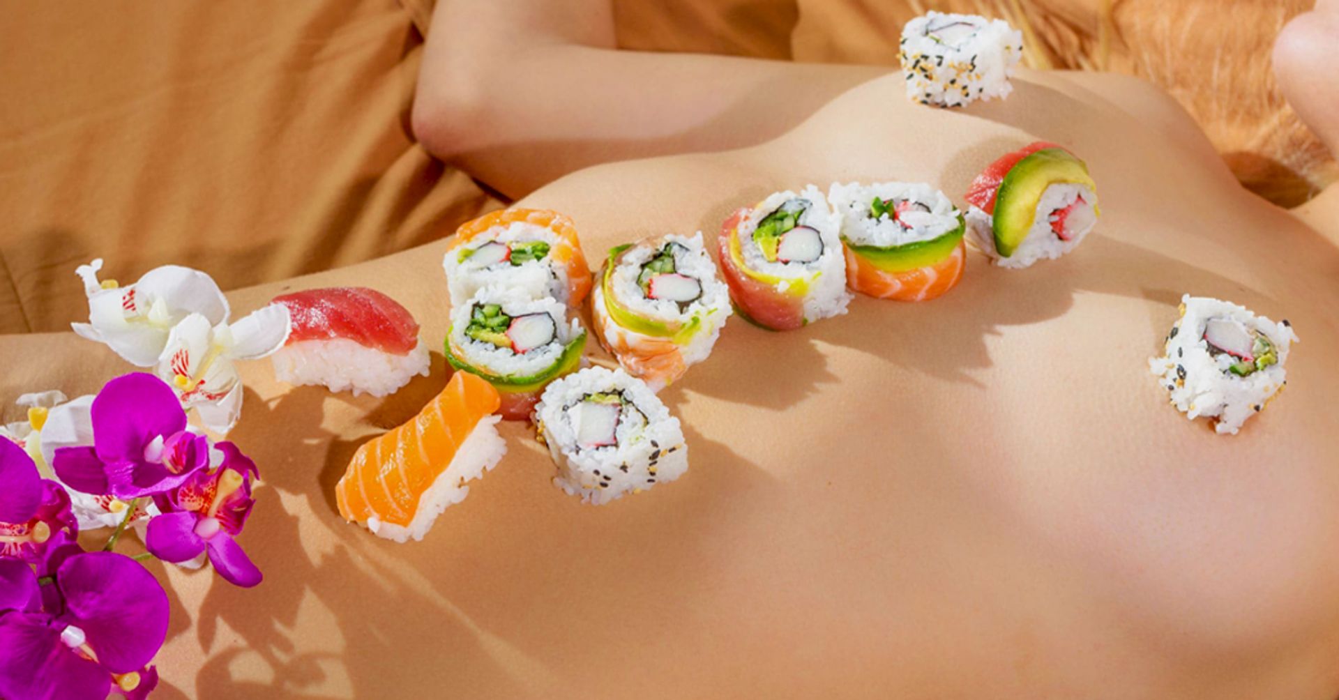 Sushi thuisbezorgd op naakte vrouw - Spuiten en Slikken