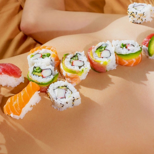 Afbeelding van Sushi thuisbezorgd op naakte vrouw