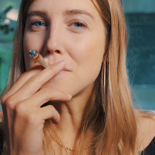 Drugslab - Nellie rookt wiet