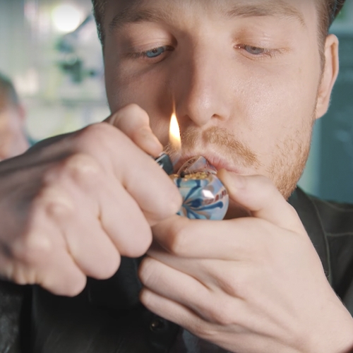 Drugslab - Bastiaan rookt wiet